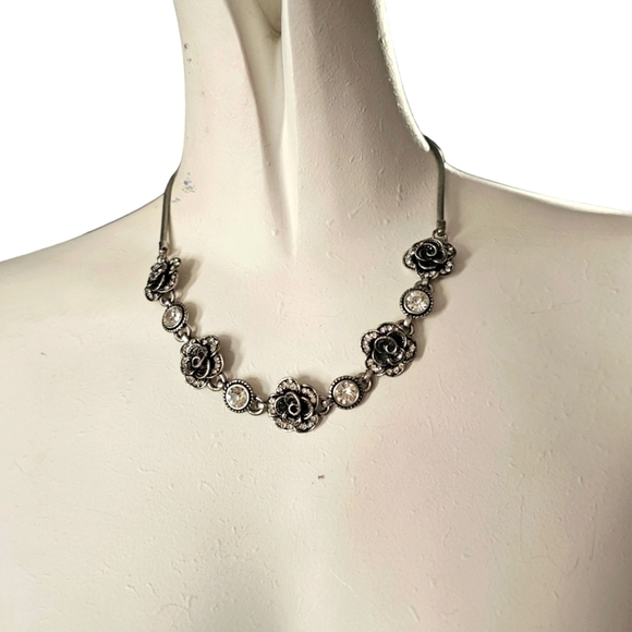 Pretty Floral Statement necklace - Picture 3 of 6